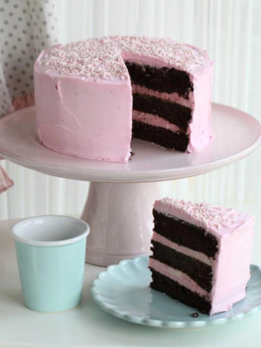 торт с розовыми подтеками. розовый торт политый шоколадом. розовый торт. шоколадный розовый торт. декор торта для девочки.