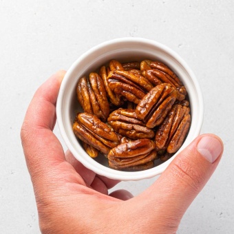 Хрустящие орешки в карамели